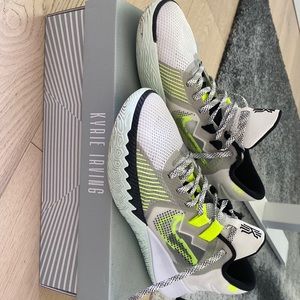 Kyrie Flytrap V basketball shoes in summit white/black. Size 7 mens / 8.5 women